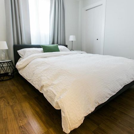 Cozy 2-Bedroom Condo Near Downtown, With Laundry, Parking, Balcony YYC Exteriör bild