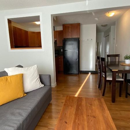 Cozy 2-Bedroom Condo Near Downtown, With Laundry, Parking, Balcony YYC Exteriör bild