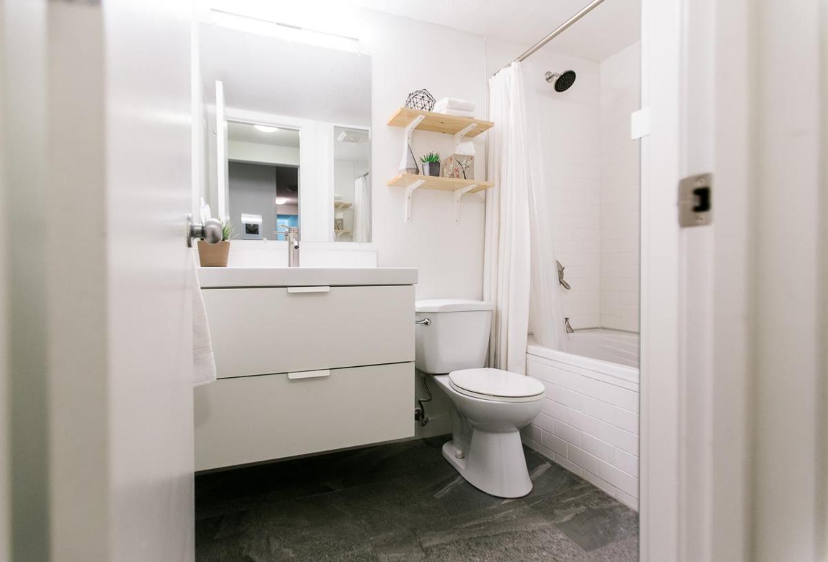 Cozy 2-Bedroom Condo Near Downtown, With Laundry, Parking, Balcony YYC Exteriör bild