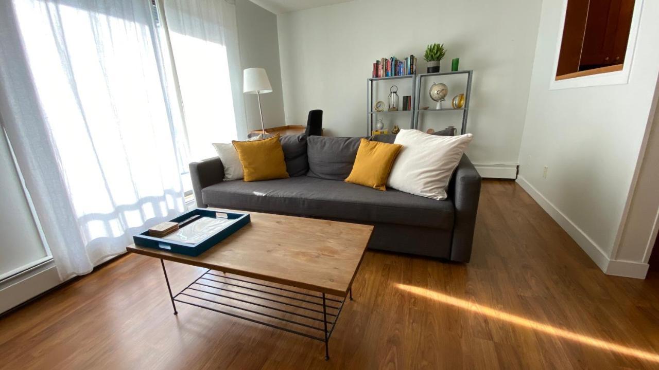 Cozy 2-Bedroom Condo Near Downtown, With Laundry, Parking, Balcony YYC Exteriör bild